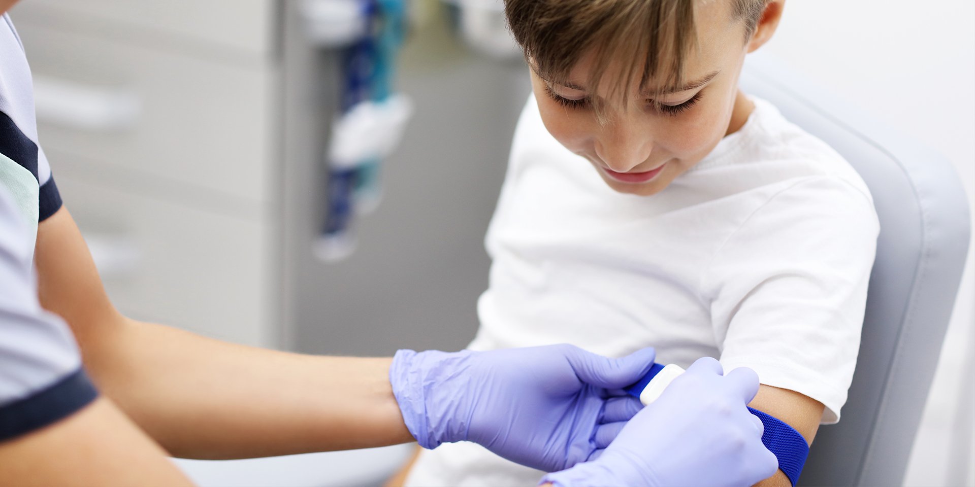 Enfant lors d’un prélèvement sanguin à la Clinique de prélèvements NR à Sainte-Marie, spécialisée en services pédiatriques en Beauce.